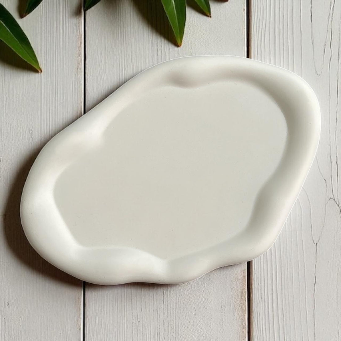 Concrete Long Cloud Tray / Dimension (cm) - 24/16.5/1 (300g)